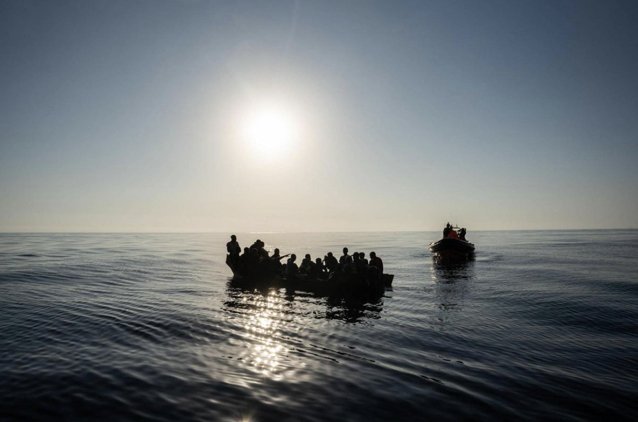 El barco de Open Arms se dirige al puerto de Génova (Italia) con 176 migrantes rescatados - El Periódico 